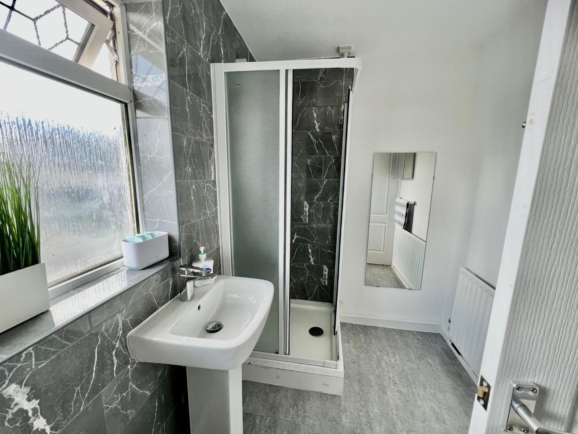 Executive 3 Bedroom Port Talbot Town Centre Margam Sleeps 7 외부 사진